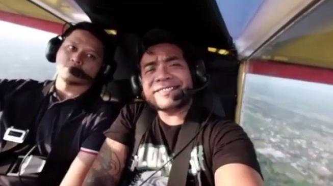 Erix Soekamti di dalam pesawat (kanan) [Instagram/endanksoekamti]