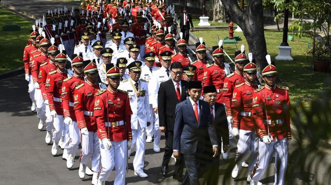  Presiden Joko Widodo (tengah) didampingi Wakil Presiden Jusuf Kalla dan sembilan pasangan gubernur dan wakil gubernur terpilih mengikuti prosesi kirab di Kompleks Istana Kepresidenan, Jakarta.ANTARA [FOTO/Puspa Perwitasari]