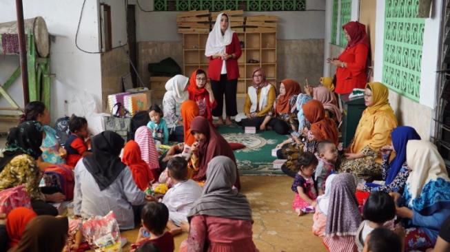 Komitmen Bunda Merah Putih (BMP) memberi bantuan pendidikan anak-anak di PAUD, RW 1, Kuningan, Setia Budi, Jakarta, Rabu (5/9/2018) pagi. (Dok: BMP)