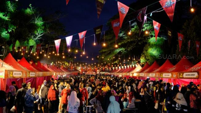 Pengunjung Pucuk Coolinary Festival di Lapangan Rampal, Malang, semakin membludak di hari kedua, Minggu (2/9/2018).