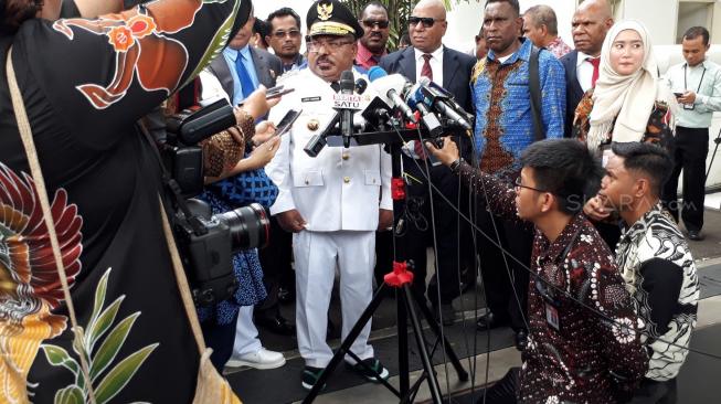 Sepatu Kekecilan, Gubernur Papua Pakai Sandal Jepit di Istana