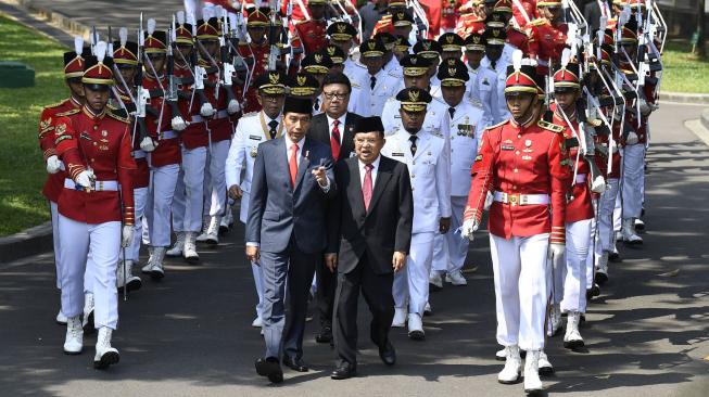 Presiden Joko Widodo didampingi Wakil Presiden Jusuf Kalla dan sembilan pasangan gubernur dan wakil gubernur terpilih mengikuti prosesi kirab di Kompleks Istana Kepresidenan, Jakarta.ANTARA [FOTO/Puspa Perwitasari]