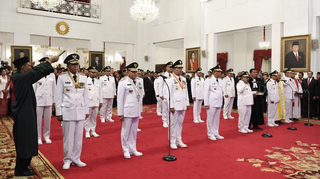 Sembilan pasang gubernur dan wakil gubernur terpilih diambil sumpah jabatannya saat pelantikan oleh Presiden Joko Widodo di Istana Negara, Jakarta. ANTARA [FOTO/Puspa Perwitasari]