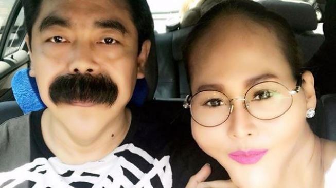 Inul Daratista bersama suami, Adam Suseno. Inul mengedit fotonya dengan menarik di bagian hidung dan dagu agar terlihat lebih lancip. (Instagram)