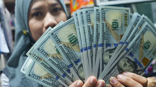 Dalam situs resmi Bank Indonesia tercatat kurs jual rupiah melemah, kurs jual rupiah mencapai level Rp 15.002 per dolar AS.[Suara.com/Muhaimin A Untung]