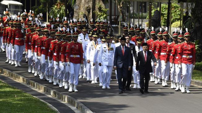 Presiden Joko Widodo didampingi Wakil Presiden Jusuf Kalla dan sembilan pasangan gubernur dan wakil gubernur terpilih mengikuti prosesi kirab di Kompleks Istana Kepresidenan, Jakarta.ANTARA [FOTO/Puspa Perwitasari]