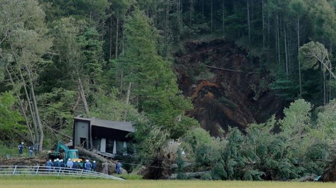 Longsor akibat gempa bumi menghancurkan rumah-rumah penduduk di Hokkaido, Kamis (6/9/2018) [AFP]