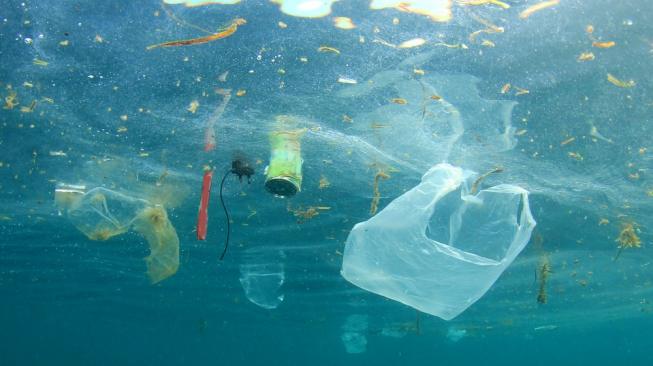 Ilustrasi sampah plastik di laut. (shutterstock)