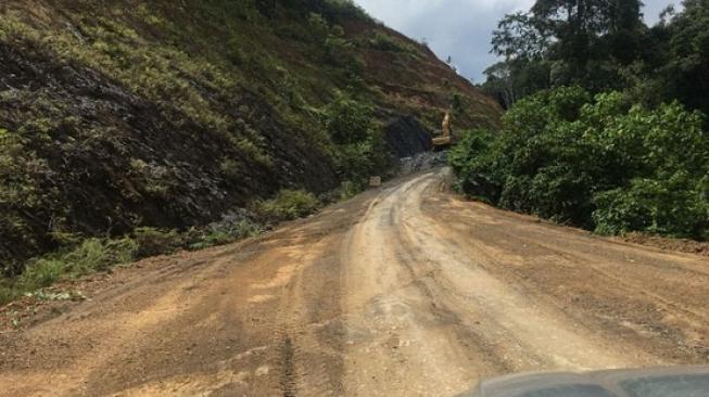 Progres pembangunan Trans Kalimantan yang dikerjakan Kementerian PUPR. (Suara.com/Dian Hapsari)