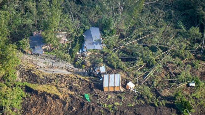 Longsor akibat gempa bumi menghancurkan rumah-rumah penduduk di Hokkaido, Kamis (6/9/2018) [AFP]