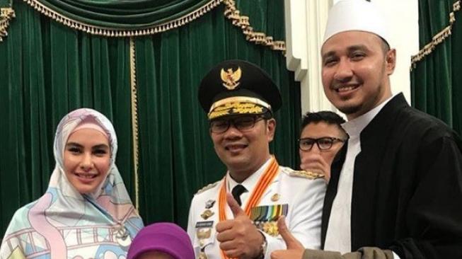 Habib Usman dan Kartika Putri hadiri acara Sertijab Gubernur Jabar Ridwan Kamil [Instagram/kartikaputriworld]