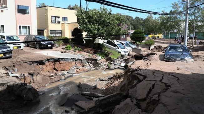 Gempa bumi menghancurkan rumah-rumah penduduk di Hokkaido, Kamis (6/9/2018) [AFP]