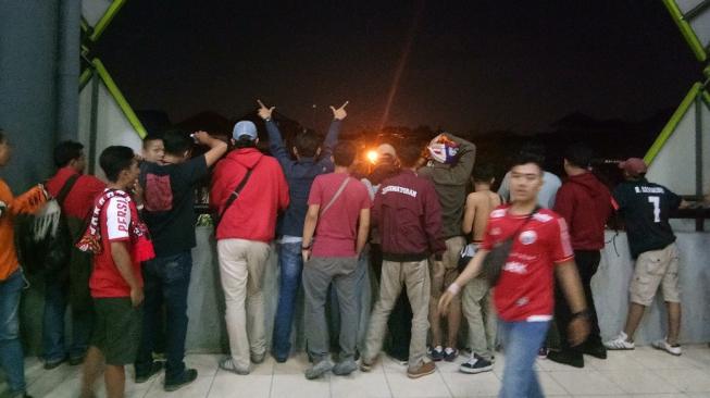 Jakmania tidak diperbolehkan keluar Stadion Patriot, Bekasi, Kamis (6/9/2018) [Suara.com/Adie Prasetyo]