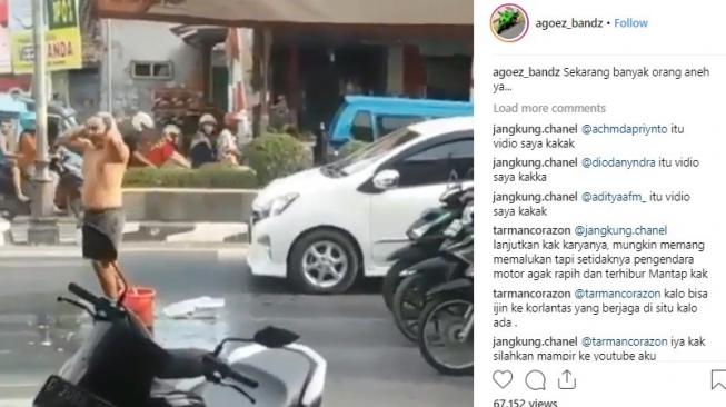 Mandi di tengah jalan. [Instagram]