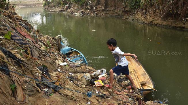 Seorang anak bermain di aliran Sungai Ciliwung di kawasan Kebon Baru, Tebet, Jakarta