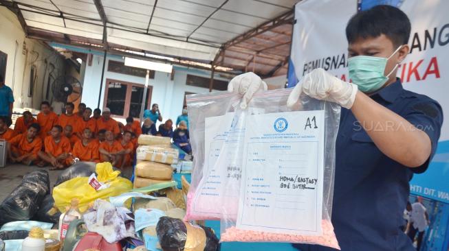 Petugas BNN memperlihatkan barang bukti saat rilis pemusnahan narkotika di Kantor BNN,  Jakarta