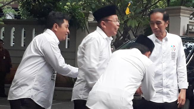 Bakal Calon Presiden Joko Widodo mendatangi posko pemenangan Jokowi-Ma'ruf Amin di Jalan Cemara, Menteng, Jakarta Pusat