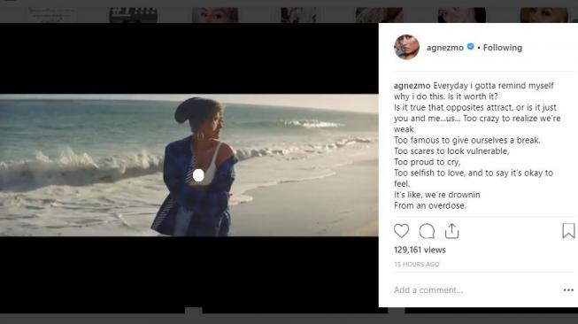 Agnez Mo memamerkan kemesraan dengan Chris Brown dalam videoklip baru mereka. [instagram/agnezmo]