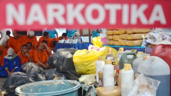 Sejumlah tersangka dihadirkan saat pemusnahan barang bukti narkotika di Kantor BNN, Cawang, Jakarta