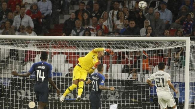 Penjaga gawang Timnas Prancis, Alphonse Areola (kedua dari kiri), melakukan penyelamatan saat menghadapi Jerman pada laga pertama penyisihan Grup 1 UEFA Nations League A di Allianz Arena, Munich, Jerman, Kamis (6/9/2018). Laga ini berakhir tanpa gol. [AFP/Odd Andersen]