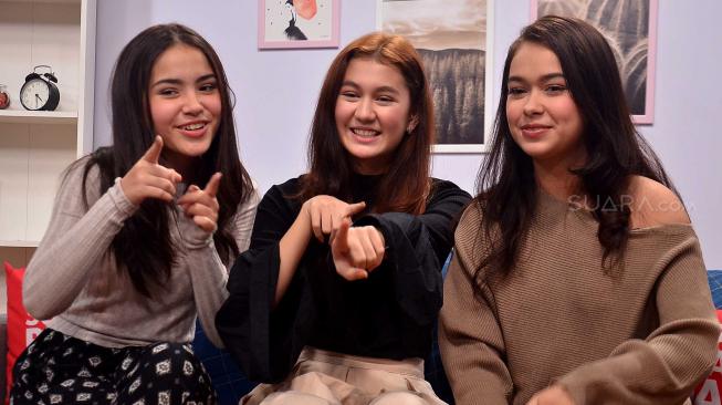 Pemain Film Bisikan Iblis Nicole Parham (kanan), Zoe Jackson (tengah), dan Rebecca Klopper (kiri) saat berkunjung di Kantor Suara.com, Jakarta