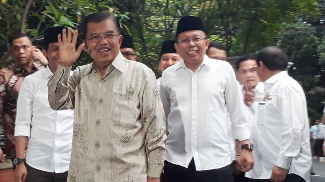 Wakil Presiden Jusuf Kalla mendatangi posko pemenangan Jokowi-Ma'ruf Amin di Jalan Cemara, Menteng, Jakarta Pusat