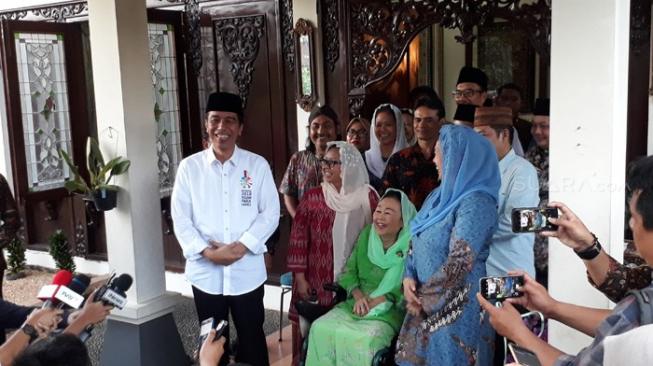 Makan Bubur, Jokowi Ucapkan Selamat Ultah Mendiang Gus Dur