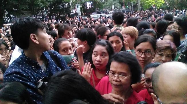 Lautan umat dan fans di pintu utama Gereja Katedral [Suara.com/ukirsari].