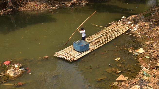 Seorang anak bermain di aliran Sungai Ciliwung di kawasan Kebon Baru, Tebet, Jakarta