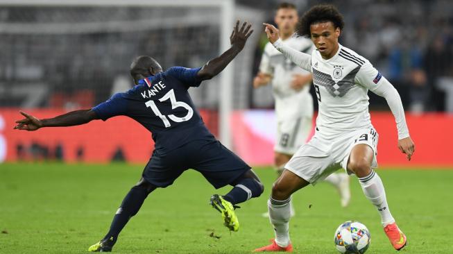 Gelandang Timnas Jerman, Leroy Sane (kanan), mencoba mengecoh gelandang Timnas Prancis, N'Golo Kante, pada laga pertama penyisihan Grup 1 UEFA Nations League A di Allianz Arena, Munich, Jerman, Kamis (6/9/2018). Laga ini berakhir tanpa gol. [AFP/Christof Stache] 