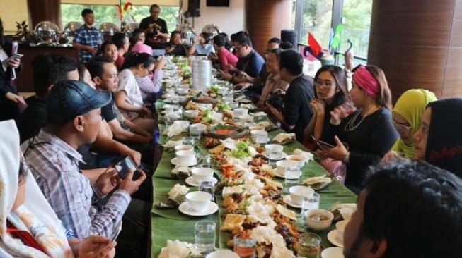 Makan Ala Pedesaan di Santika Premiere Bintaro, Ada Nasi Bancakan