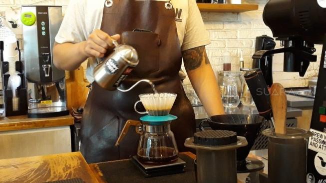 Selain manual brew, ragam minuman kopi lain juga bisa dinikmati di Pigeonhole Coffee, antara lain dari Cold Brew, Espresso, Long Black, Affogato, Happy Black, Happy White hingga Sonic Boom. (Suara.com/Dinda Rachmawati)