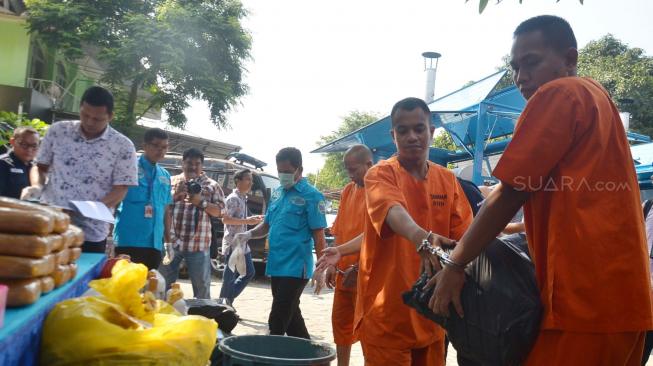 Sejumlah tersangka dihadirkan saat pemusnahan barang bukti narkotika di Kantor BNN, Cawang, Jakarta