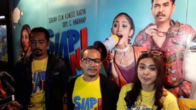 Yama Carlos dan pemain film Siap Gan saat ditemui di kawasan Tanah Abang, Jakarta Pusat, Kamis (6/9/2018). [Wahyu Tri Laksono/Suara.com]