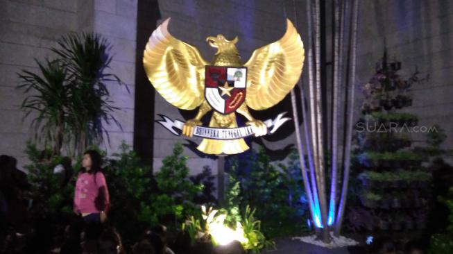Garuda Pancasila di halaman Gereja Katedral dalam Misa Syukur Asian Games 2018 [Suara.com/ukirsari].