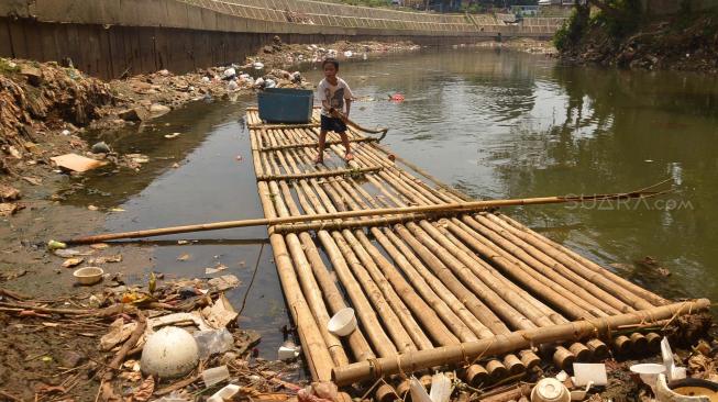 Seorang anak bermain di aliran Sungai Ciliwung di kawasan Kebon Baru, Tebet, Jakarta