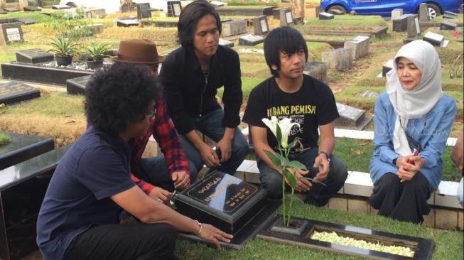 Bersama Damayanti Noor, D'Masiv nyekar ke makam Chrisye. (Sumarni/Suara.com)