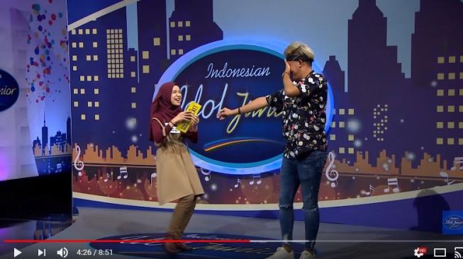Rizky Febian memberikan Golden Ticket untuk Nashwa Zahira, peserta audisi Indonsian Idol Junior [YouTube/Indonesian Idol Junior]