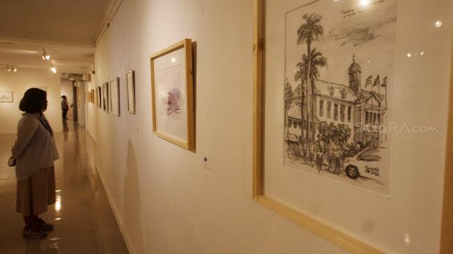 Pengunjung melihat sketsa dalam Pameran Sketsa dengan tajuk “[Re]Kreasi Garis” di Galeri Nasional, Jakarta, 