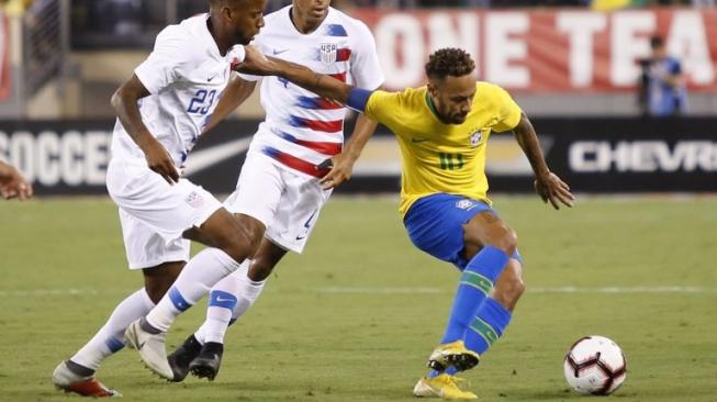 Kapten timnas Brasil Neymar meloloskan diri dari dua kawalan pemain AS di laga persahabatan yang berlangsung di MetLife Stadium, New Jersey, Sabtu (8/9/2018) [AFP]