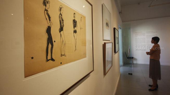 Pengunjung melihat sketsa dalam Pameran Sketsa dengan tajuk “[Re]Kreasi Garis” di Galeri Nasional, Jakarta, 