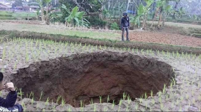 Terungkap, Penyebab Munculnya Lubang Misterius di Sukabumi