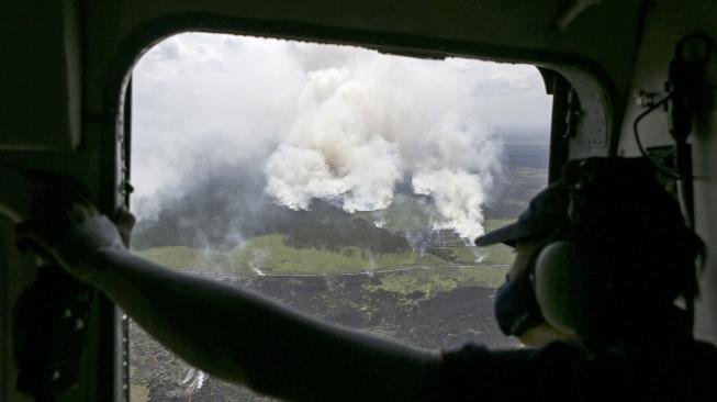 Kru helikopter MI-172Mtv milik Badan Nasional Penanggulangan Bencana (BNPB) mengamati lahan yang terbakar saat melakukan pemadaman kebakaran lahan dari udara (water boombing) di Tulung Selapan, Ogan Komering Ilir (OKI), Sumatera Selatan