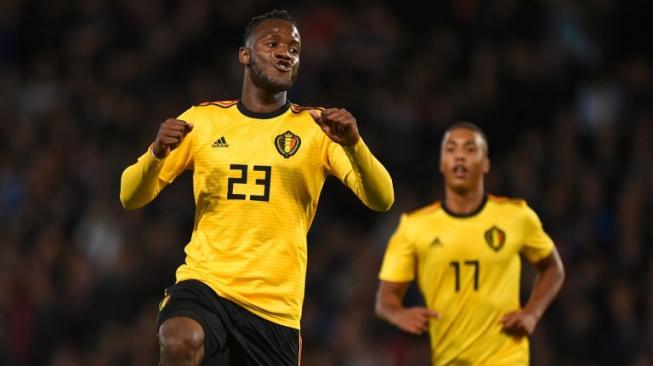 Striker Timnas Belgia, Michy Batshuayi (kiri), merayakan golnya ke gawang Skotlandia yang berakhir dengan skor 4-0 di Hampden Park, Glasgow, Jumat (7/9/2018). [AFP/Andy Buchanan]