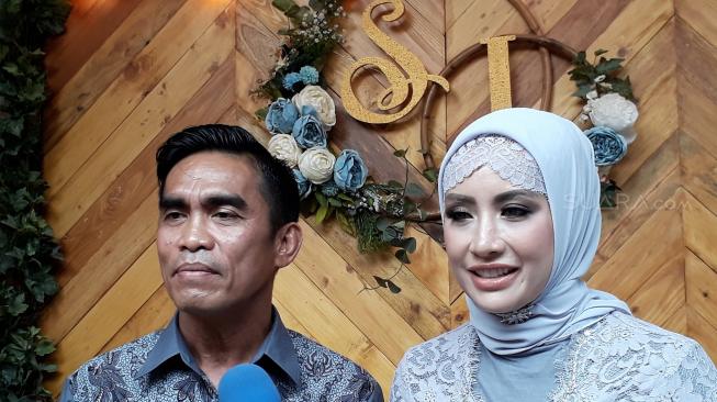 Shinta Bachir usai dilamar oleh Idham Mase, anggota Dewan Perwakilan Rakyat Daerah (DPRD) Kabupaten Sidenreng Rappang (Sidrap) [Suara.com/Wahyu Tri Laksono].