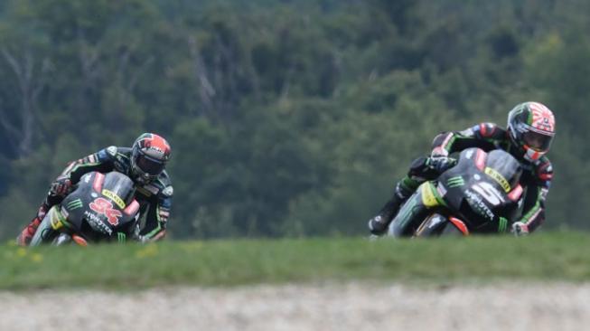 Pebalap asal Jerman, Jonas Folger (kiri), berada di belakang rekan setimnya di Monster Yamaha Tech 3, Johann Zarco, pada balapan MotoGP Ceko di Sirkuit Brno, Minggu (6/8/2017). [AFP/Michal Cizek]