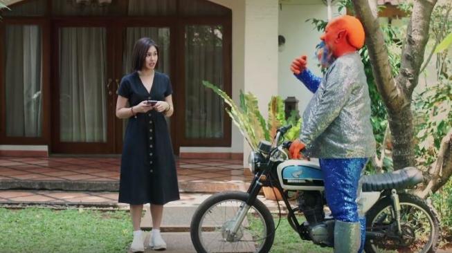 Vanesha Prescilla dan Indro Warkop dalam video promosi film Gila Lu Ndro!. (Falcon Pictures)