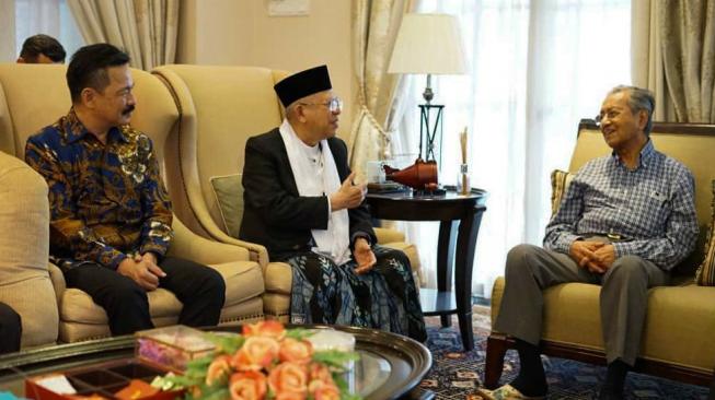 Calon Wakil Presiden KH Ma'ruf Amin didampingi Dubes RI di Kuala Lumpur Rusdi Kirana (kiri) bertemu Perdana Menteri Malaysia Tun Dr Mahathir Mohamad di kediamannya di Kuala Lumpur, Sabtu (8/9). Kunjungan tersebut dalam rangka silaturahmi disela-sela kegiatan Ma'ruf Amin menghadiri sejumlah acara di Kuala Lumpur. ANTARA FOTO/Agus Setiawan