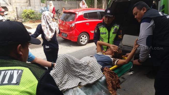 Perempuan tunawisma yang hanya teridentifikasi sebagai Wati, melahirkan bayi laki-laki di kolong jalan layang Rawabuaya, Cengkareng, Jakarta Barat. [dok.P3S jakarta barat]