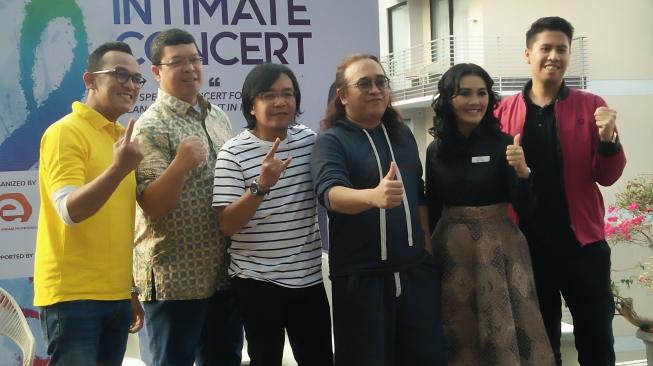 Ari Lasso dan Lilo KLa Project dalam konfrensi pers konser Intimate. (istimewa)